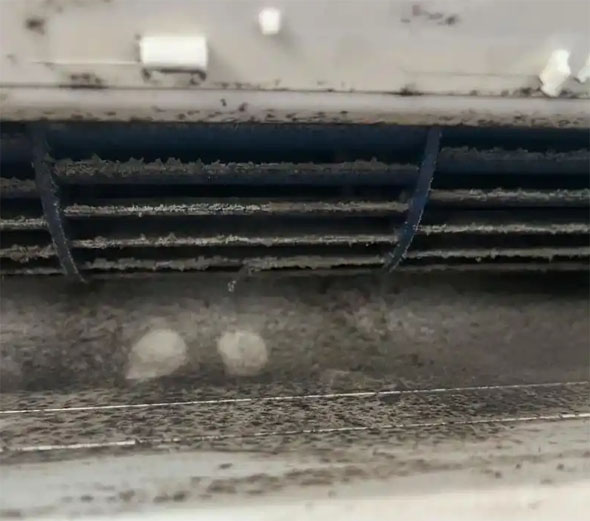 静海空调吹的风有股烧焦味是怎么回事